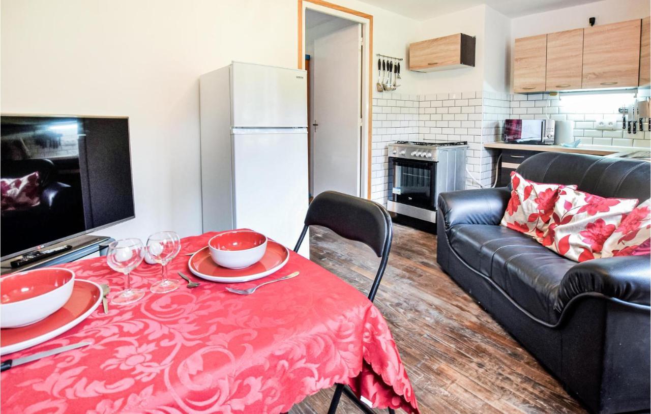 Awesome Home In Saint-Sever-Calvados With Kitchen מראה חיצוני תמונה